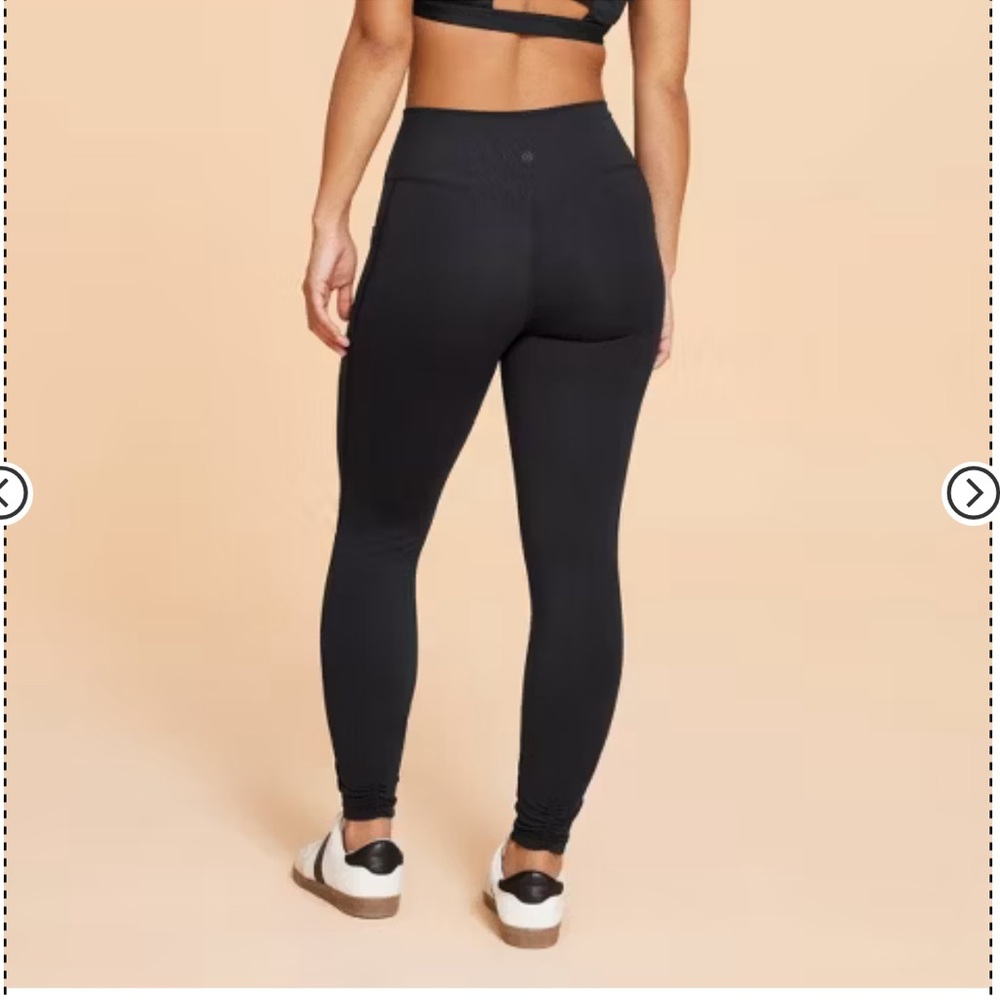 Black High-Waist V-Cut Leggings - Picture 2 of 10